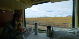 近距离观察:一名年轻女子在火车上吃着杯面穿越西藏。