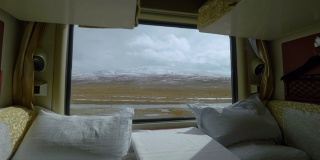 近距离观察:卧铺列车的窗口提供了令人惊叹的喜马拉雅自然景观