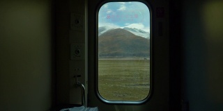 近距离观察:通过一个小窗口可以看到令人叹为观止的西藏风景。
