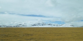 令人惊叹的景象，白云聚集在空旷的平原和雪山