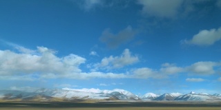 从车窗可以看到平原和雪山的美丽景色。