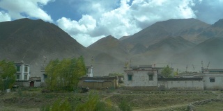 风景优美的火车经过西藏中部的一个小村庄