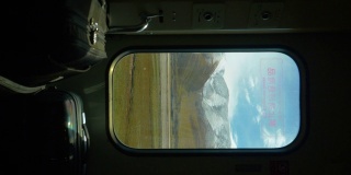 垂直:透过一个小窗口，一览西藏令人叹为观止的风景。