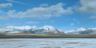 在火车上可以看到西藏白雪覆盖的平原和山脉