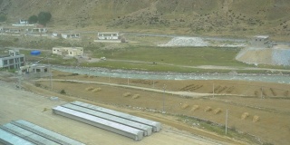 从西藏一条沿河正在建设的公路上俯瞰。