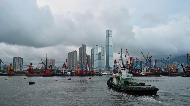 帆船在维多利亚港以香港天际线为背景