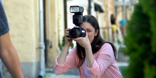 女人拿着相机在大街上偷拍著名演员夫妇，偷拍狗仔队