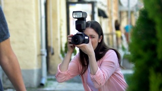 女人拿着相机在大街上偷拍著名演员夫妇，偷拍狗仔队视频素材模板下载
