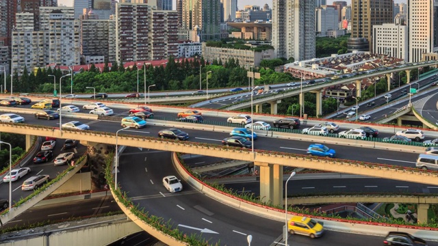 上海高峰时段高速公路繁忙城市道路的时间流逝