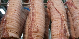 肉制品加工厂货架上的开胃猪肉卷