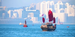 在香港维多利亚港行驶的垃圾船