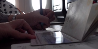 女乘客正在填写香港入境表格