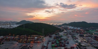 集装箱船在进出口和商业物流，海运货物到港，国际运输，商业物流概念和炼油厂在日落时间