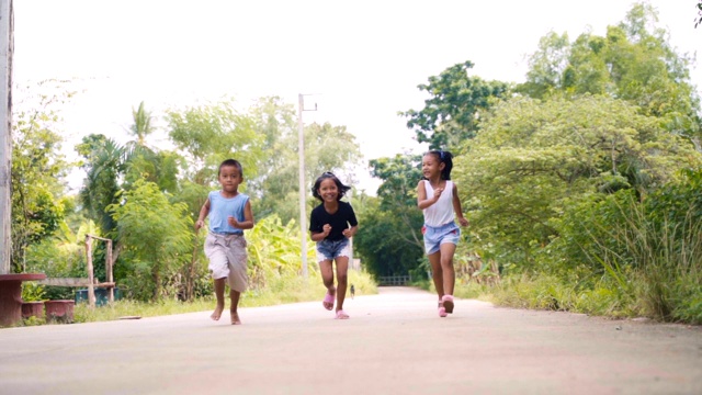 快乐的男孩和女孩跑与快乐和笑与慢动作。