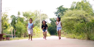 快乐的男孩和女孩跑与快乐和笑与慢动作。