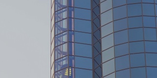 摩天大楼玻璃立面上的玻璃电梯。