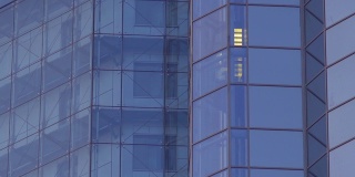 摩天大楼玻璃立面上的玻璃电梯。玻璃幕墙幕墙背景。