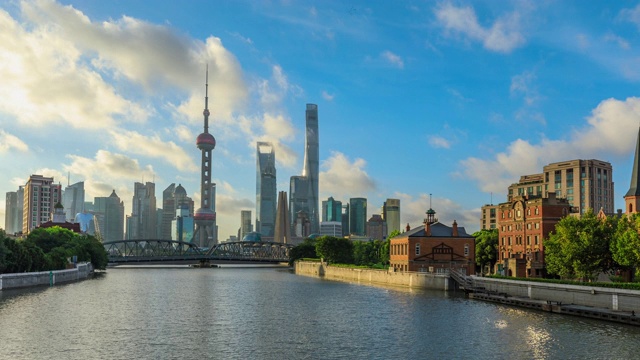 日出时上海天际线和现代建筑的时间流逝。