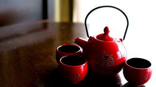 婚礼当天的中国茶道杯。视频素材模板下载