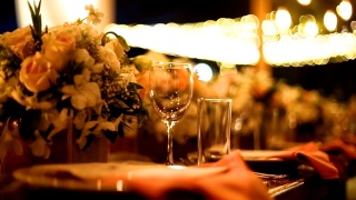婚宴餐桌的布置。视频素材模板下载