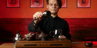 一个男人按照中国传统习俗冲泡普洱茶
