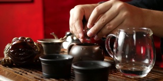 一个男人按照中国传统习俗冲泡普洱茶