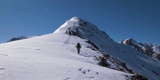 在吉尔吉斯斯坦，登山家们登上了雪山的顶峰