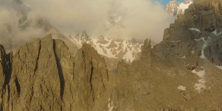 天山和岩石。Ala-Archa国家公园。吉尔吉斯斯坦。鸟瞰图