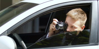 摄影记者躲在车里拍摄著名歌手经过的照片，媒体