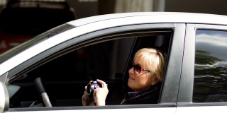 名人保镖保护女演员从恼人的摄影记者的相机