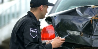 警察用平板电脑拍照，并填写在线报告、设备