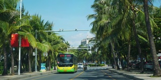 阳光明媚的一天三亚城市交通街道公路旅行pov前方全景4k中国海南