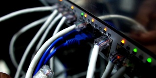 计算机工程师正在修理一个网络集线器交换机