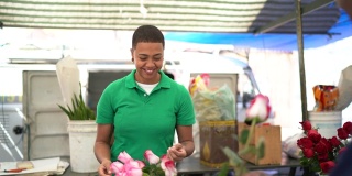 年轻的花商卖玫瑰给客户