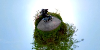 无忧无虑的男人骑着摩托车带着360度相机