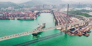 昂船洲大桥和香港港口的4K超高清超延时，与货物集装箱船、起重机和汽车交通。物流行业或货运经营理念，无人机鸟瞰