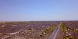 汽车在沙漠中空旷的道路上行驶的鸟瞰图