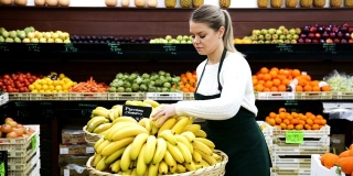 女售货员在超市提议新鲜香蕉