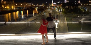 在莫斯科市中心的一座桥上，一男一女正在跳舞。