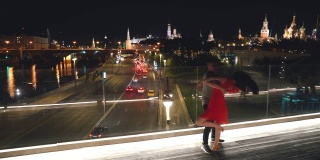 在莫斯科市中心的一座桥上，一男一女正在跳舞。