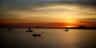 中国海南三亚，渔船在海上的夕阳灯光