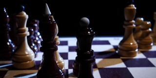 在国际象棋棋盘上摇摆的一个国王