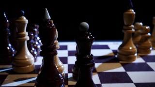 在国际象棋棋盘上摇摆的一个国王视频素材模板下载