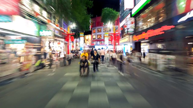 游客们在台北市中心拥挤的街道上行走和参观。台湾