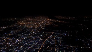 上海市区房屋、道路4K鸟瞰图灯光。夜间俯视图视频素材模板下载