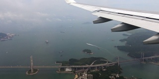 4K鸟瞰图香港大桥道路和海洋与云端