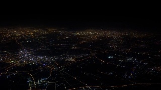 4K飞机在中国上空飞行。夜间从飞机上俯瞰城市视频素材模板下载