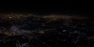 4K飞机在中国上空飞行。夜间从飞机上俯瞰城市