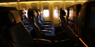 乘客登机和坐在夕阳下的机舱