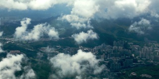 从高空俯瞰香港山脉和大海的美景